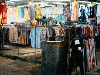 Portants de vêtements neufs dans un magasin de mode