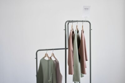 Malus sur l&rsquo;ultra fast-fashion : ce qu&rsquo;il change pour vos achats de vêtements à petit prix
